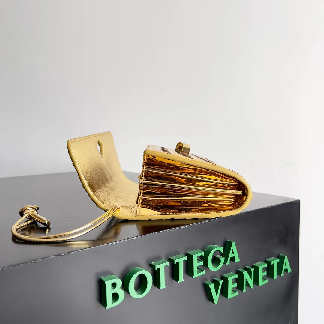 Batch 1160 BV Andiamo clutch wallet is super high-end🤎🤎How come the long clutch bag is so exquisite~ The braided style bag surface paired with all-copper hardware is really warm and high-end. The bag body is super light and can be grabbed easily! It can store a lot of small items and large mobile phones ~ very practical for daily use. Style number: 741504 Size: 19*11.5*3